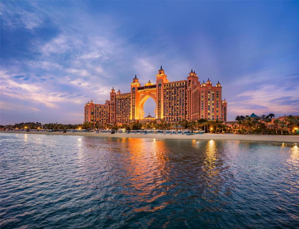 Top Girls’ Trips 2026 Dubai – Atlantis Luxury Escape with Beaches, Nightlife & Desert Adventures