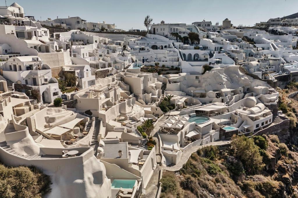 Mystique Santorini Honeymoon 2026 – Luxury Cliffside Romance in Greece